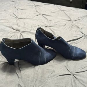 Ladies brand new navy blue booties size 8 1/2